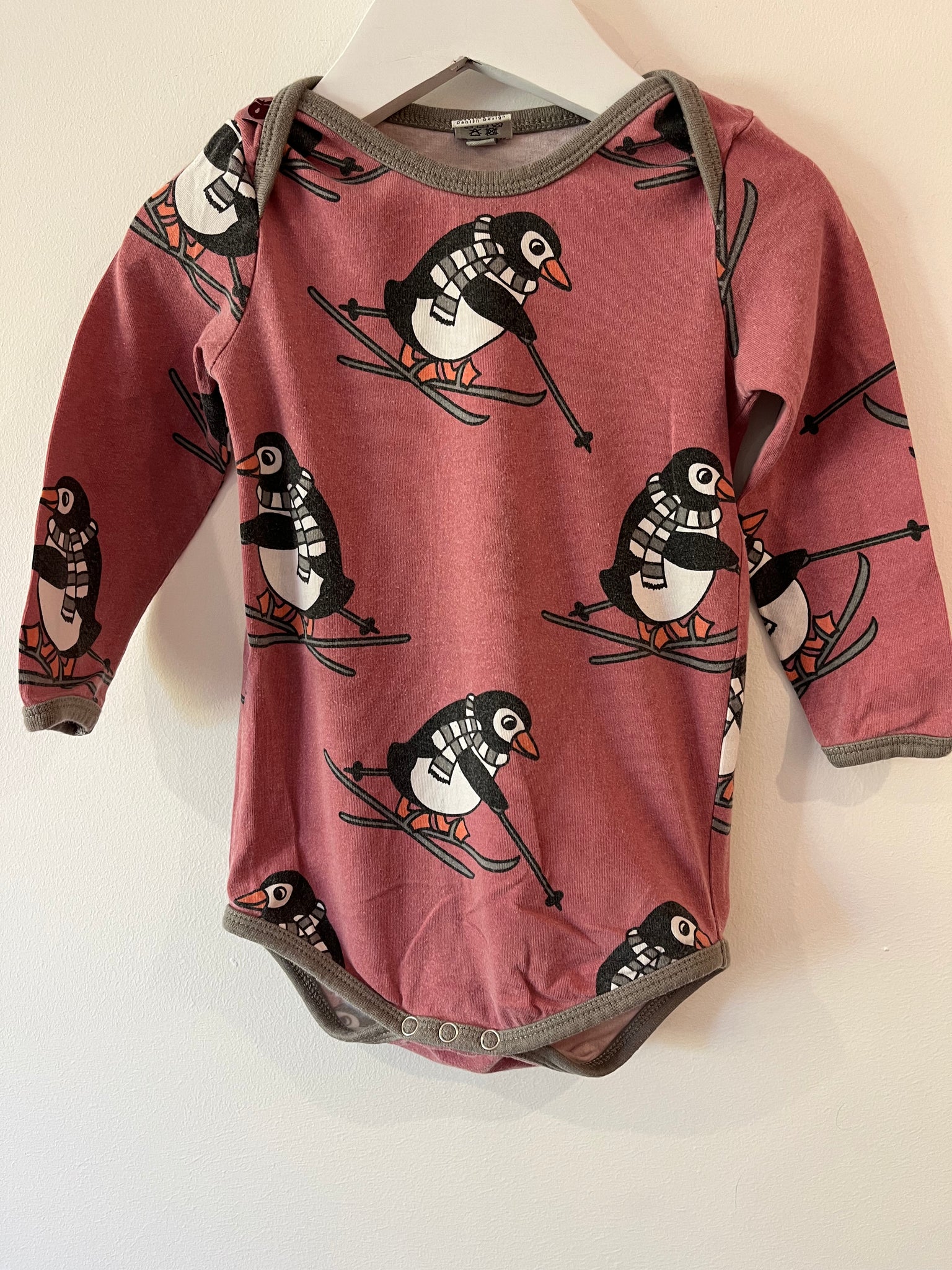 Smafolk skiing penguin bodysuit (80/9-12m) *running big*